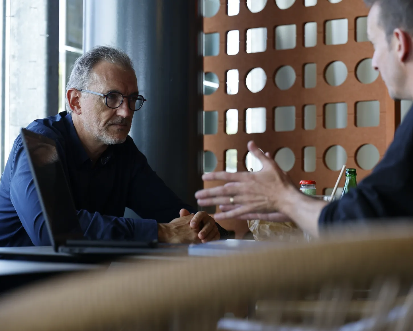 Yannick HIREL en échange avec un indépendant autour d'un ordinateur